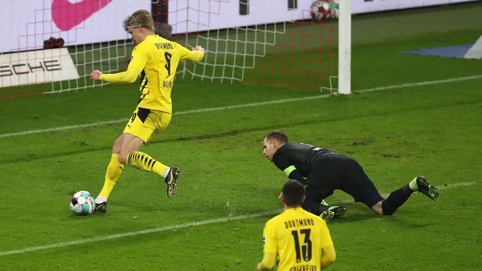 
                <strong>Angriff: Erling Haaland (Borussia Dortmund)</strong><br>
                Dortmunds Torjäger Erling Haaland brachte es in der Hinrunde zwar "nur" auf zwölf Bundesligatreffer, dennoch ist die Statistik des 20-jährigen Norwegers erstaunlich gut. Aufgrund von Verletzungen konnte der bullige Angreifer mit Gardemaß (1,94 Meter) nämlich nur in zwölf Begegnungen mitwirken und erreichte dabei eben einen Trefferschnitt von exakt 1,0. Im Laufe der Hinrunde erzielte Haaland immerhin drei Mal einen Doppelpack, beim 5:2-Sieg bei der Hertha traf er sogar vier Mal in einer Begegnung. Mittlerweile gibt es fast täglich Gerüchte um einen möglichen Haaland-Wechsel zu einem der zahlreichen Topklubs in Europa.
              