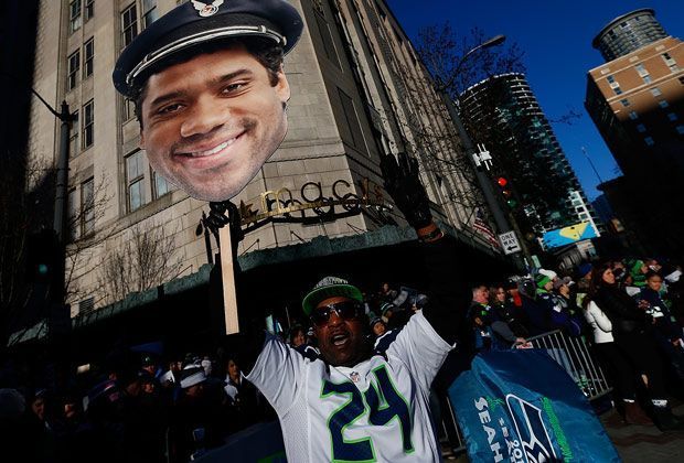 
                <strong>"Wilson for President"</strong><br>
                Für die Anhänger der Hawks steht fest, wer einer der wichtigsten Faktoren ihres Teams ist: Russell Wilson. Dementsprechend wird der 25-Jährige mit besonderen Aktionen gefeiert.
              