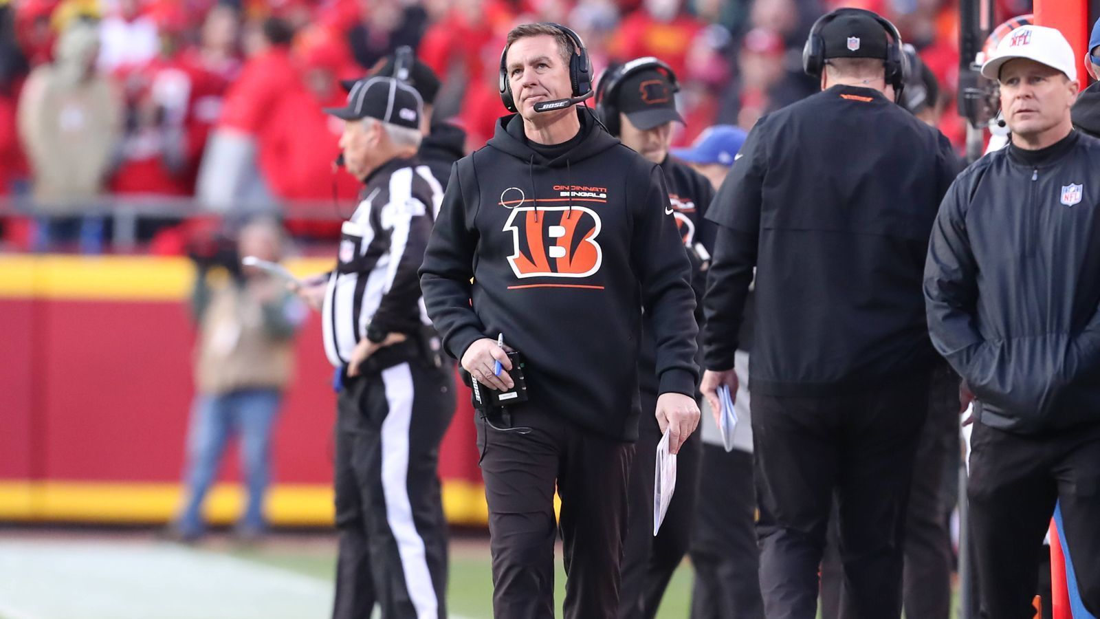 
                <strong>Überflügelt der Schüler Zac Taylor den Lehrer Sean McVay?</strong><br>
                Für den 38-Jährigen Zac Taylor sind die Cincinnati Bengals die erste Station als Head Coach in der NFL. Nachdem er zunächst als Assistent bei diversen Teams, unter anderem auch bei Sean McVay und den Rams, im Coaching Staff arbeitete, übernahm er 2019 die Rolle des Head Coaches bei den Bengals. Während er in den ersten zwei Jahren lediglich sechs Siege einfahren konnte, führte Taylor die Bengals in diesem Jahr zu einer Bilanz von 10-7 und erstmals seit 31 Jahren wieder zu Playoff-Siegen. Nun greift er nach seinem ersten Super Bowl und könnte dabei seinen ehemaligen Lehrer McVay überflügeln. Vom Assistenten und nach zwei mauen Saisons angezählten Coach zum Super-Bowl-Champ? Genau das richtige für Fans solcher kometenhafter Aufsteiger.
              