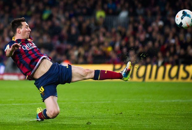 
                <strong>FC Barcelona: Lionel Messi (672 Tore)</strong><br>
                Was gibt es noch über Lionel Messi zu sagen? Wenn "la Pulga" bei vollen Kräften ist, liefert er Tore am Fließband. Bis zu seinem tränenreichen Abschied von den Katalanen im Jahr 2021 waren es unglaubliche 672 Stück. Die alte Bestmarke von Cesar Rodriguez (226) pulverisierte er förmlich.
              