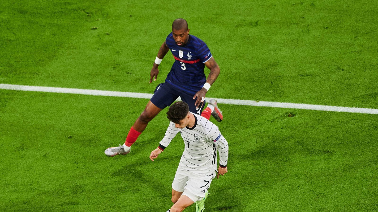 
                <strong>Presnel Kimpembe (Frankreich)</strong><br>
                Unauffälliger als sein Nebenmann in der französischen Innenverteidigung, Raphael Varane. Das muss für einen Defensivspieler aber nichts Schlechtes sein. ran-Note: 3
              