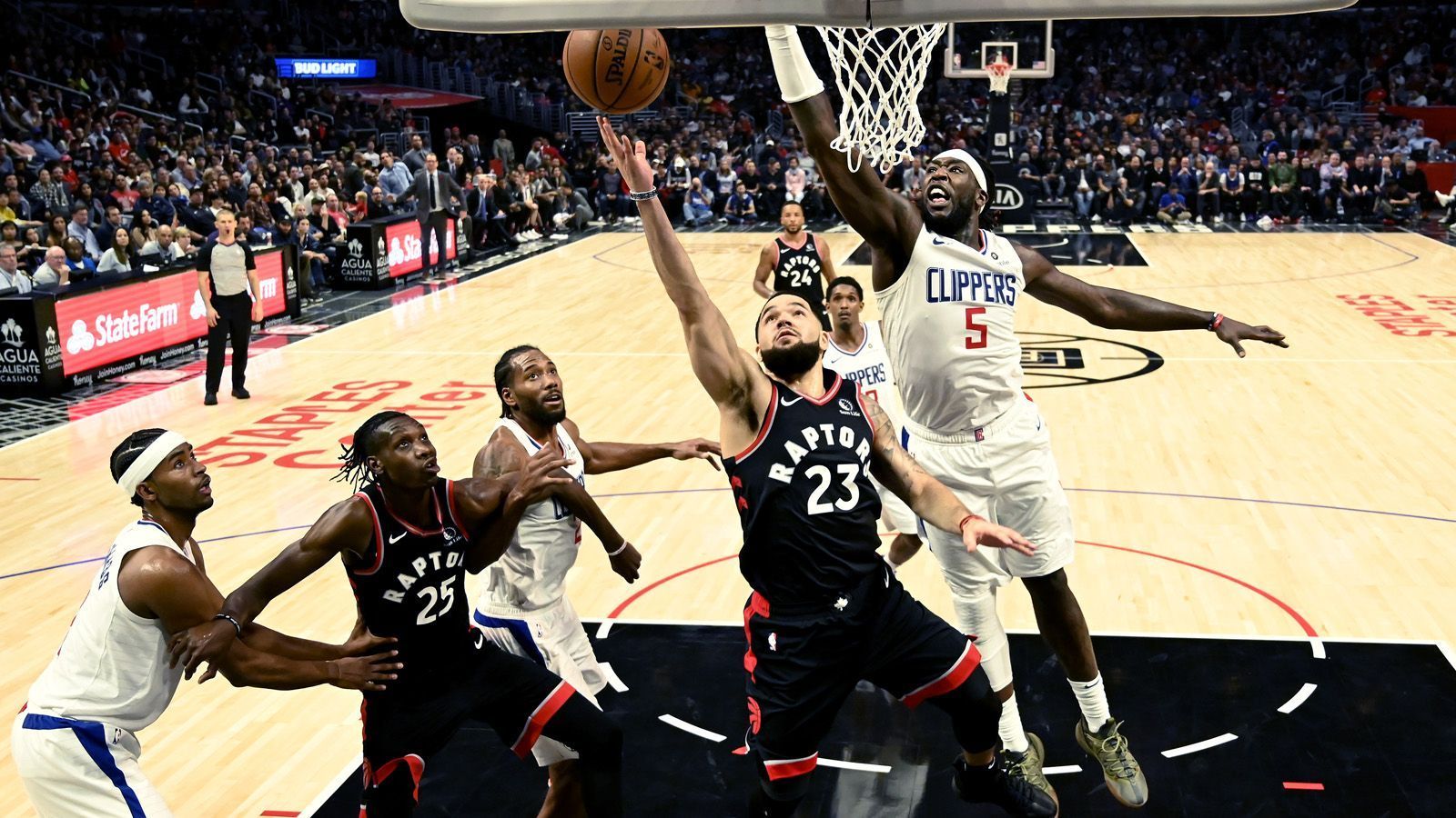 
                <strong>Osten: Toronto Raptors</strong><br>
                Der amtierende NBA-Champion! Nach dem Abgang von Kawhi Leonard hatte kaum ein Experte die Toronto Raptors erneut als Titelanwärter betrachtet. Und doch stehen die Kanadier im Osten auf Tabellenplatz 2. Das ist kein Zufall: Die Raptors haben nach den Milwaukee Bucks das zweitbeste Defensiv-Rating (104,9) der Liga und sind unangenehm zu bespielen. 8,8 Blocks pro Spiel sind der höchste Wert aller Mannschaften aus der NBA Bubble.
              