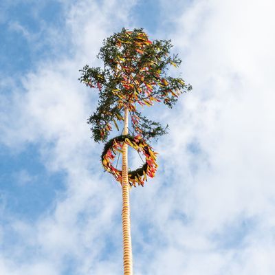 Am 1. Mai wird nicht nur der Tag der Arbeit gefeiert: Rund um den gesetzlichen Feiertag gibt es noch zahlreiche weitere Traditionen. 