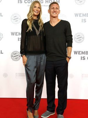 
                <strong>Premiere von "Wembley - Football is coming hoam"</strong><br>
                Roter Teppich statt grüner Rasen: Bastian Schweinsteiger muss bei der Premiere des Wembley-Films auf ungewohntem Terrain zurechtkommen - seine Model-Freundin Sarah kennt die Situation hingegen bestens
              