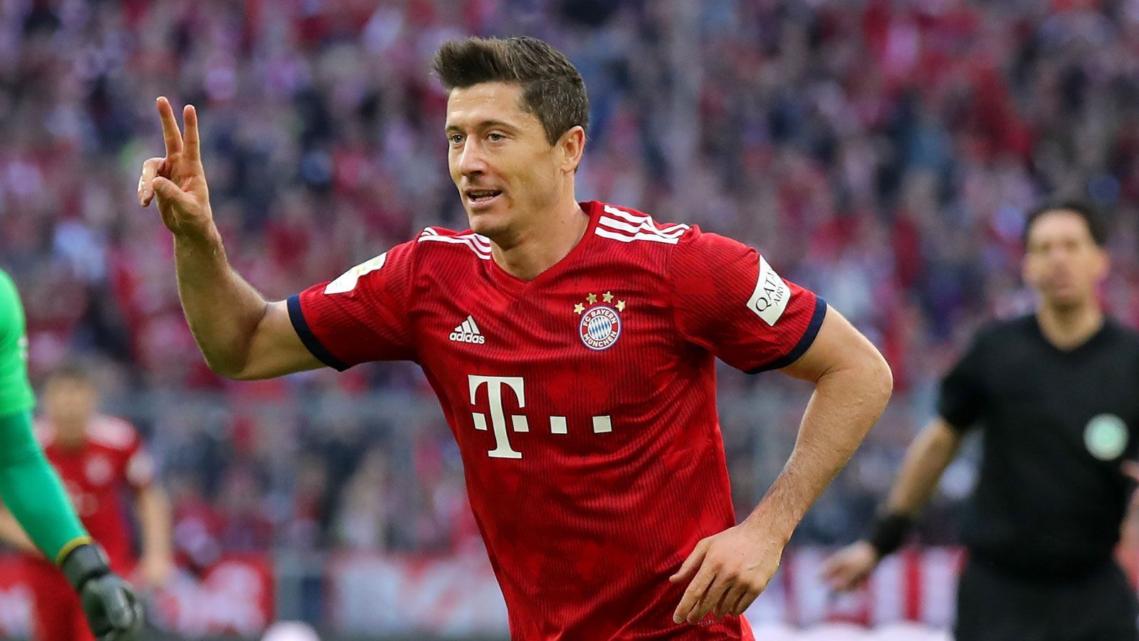 
                <strong>Robert Lewandowski (FC Bayern)</strong><br>
                Warum Lewandowski einer der besten Stürmer der Welt ist? Minute 17 zeigt es eindrucksvoll: Erst fängt der Pole den schlampigen Pass von Zagadou ab, lupft ihn dann über den herauseilenden Bürki und vollendet dann per halbem Seitfallzieher – wow! Ist auch danach kaum zu bändigen, weder am Boden noch in der Luft. Lewandowski geht für seine Bayern voran – die anderen folgen. Schnürt in der 89. Minute seinen Doppelpack. ran-Note: 1
              