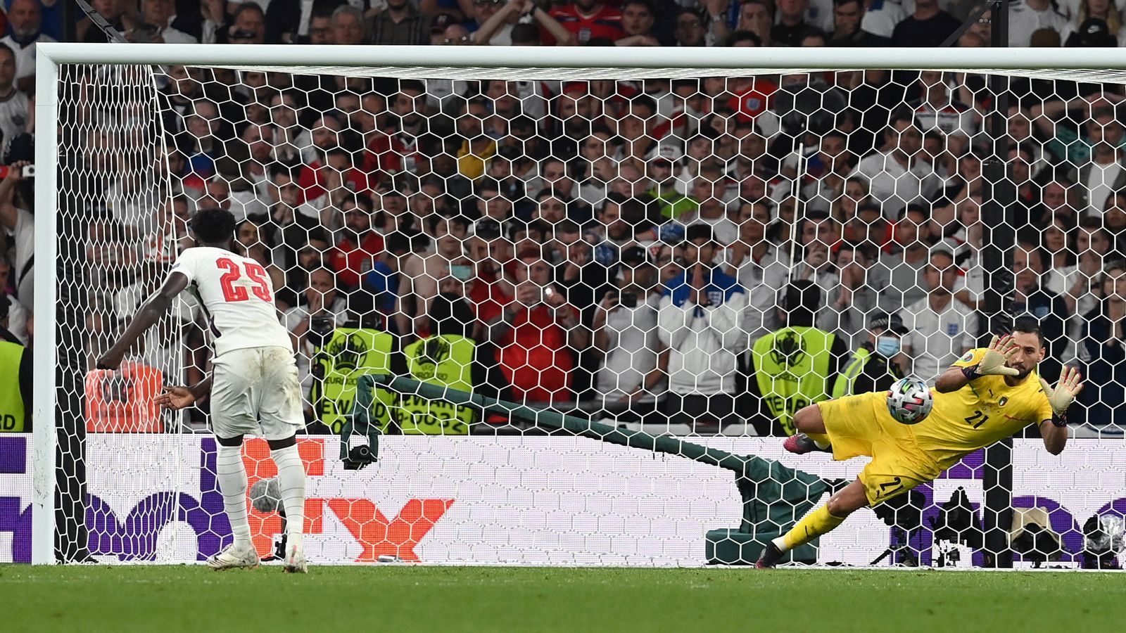 
                <strong>EM 2021 (Finale): Italien - England 4:3 n.E.</strong><br>
                "It's coming home". Unter diesem Motto starteten die Engländer ins EM-Finale 2021 im Londoner Wembleystadion gegen Italien. Nach einem 1:1 nach 120 Minuten ging es für die "Three Lions" mal wieder in ein Elfmeterschießen - und das englische Trauma ist um ein weiteres Kapitel reicher. Die drei Joker Marcus Rashford, Jadon Sancho und Bukayo Saka (li.) scheiterten vom Punkt am Aluminium bzw. dem überragenden Italien-Keeper Gianluigi Donnarumma. So musste sich die englische Nationalmannschaft einmal mehr in einem Elfmeterschießen bei einem großen Turnier geschlagen geben (3:4), zum allerersten Mal allerdings in einem Endspiel.
              