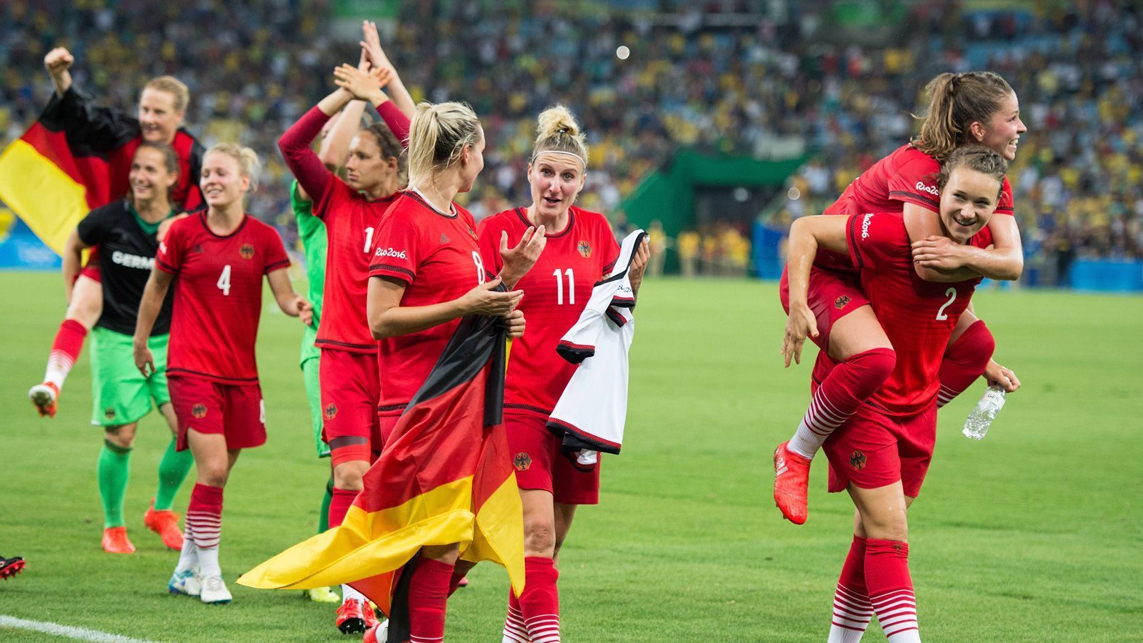 
                <strong>Deutschlands Frauen holen erstmals Gold</strong><br>
                Die Goldmedaille sicherten sich in Rio erstmals die deutschen Frauen durch einen 2:1-Sieg im Finale gegen Schweden. Da die DFB-Frauen aber im Viertelfinale der Weltmeisterschaft 2019 gegen Schweden verloren, verpassten sie die Qualifikation für die Olympischen Spiele in Tokio. Die Titelverteidigerinnen werden also nicht dabei sein.
              