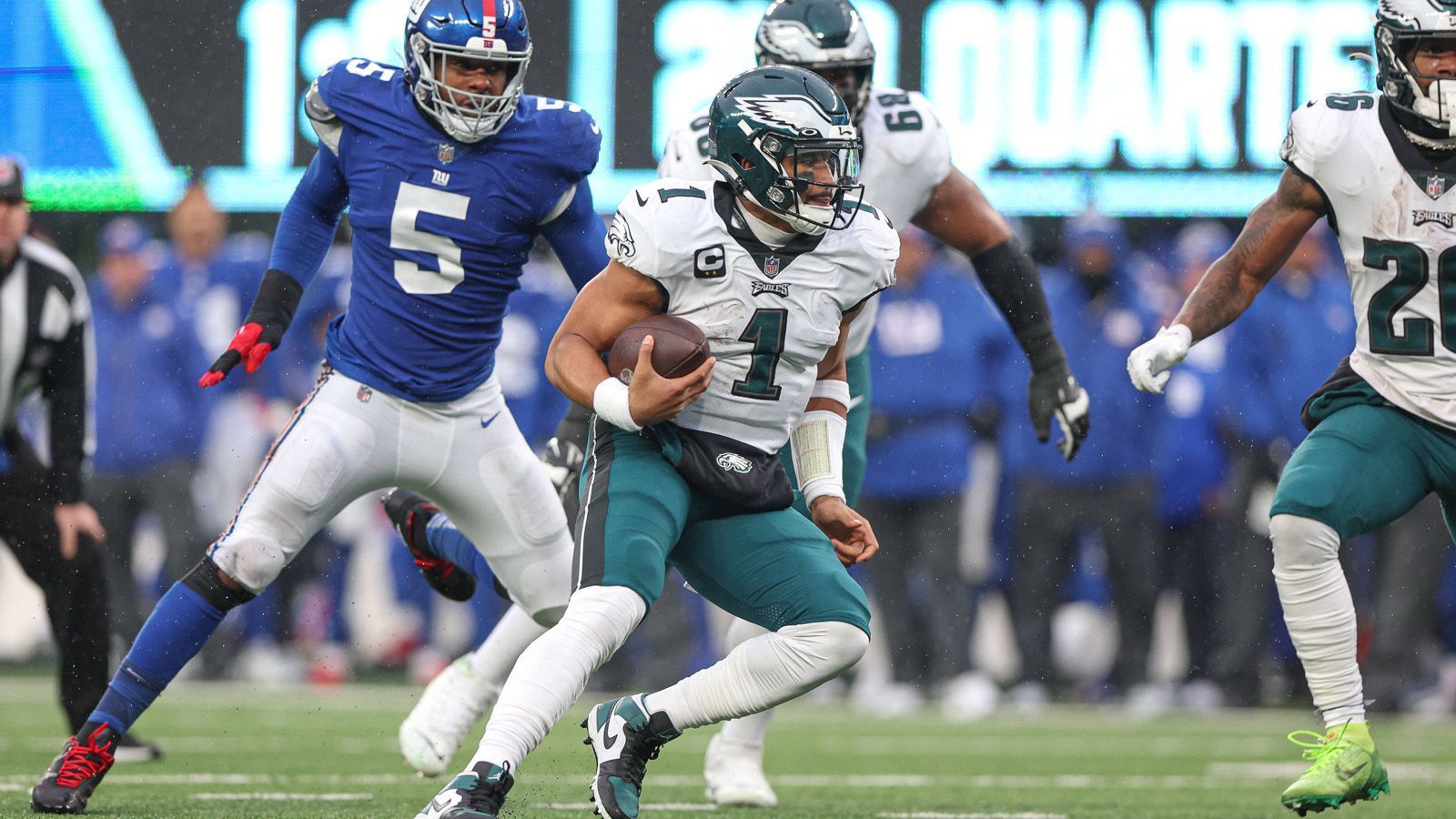
                <strong>Gewinner: Philadelphia Eagles</strong><br>
                Die Philadelphia Eagles haben die New York Giants mal eben im Division-Duell mit 48:22 zerpflückt und stehen als erstes Team der NFL sicher in den Playoffs. Der Erfolg hat mehrere Namen: Quarterback Jalen Hurts, der sich mehr und mehr zum MVP-Favoriten aufspielt, ist einer davon. 3.157 Passing Yards, 22 Passing Touchdowns bei nur drei Interceptions und zehn Scores am Boden sind ein Ausschnitt seiner Zahlen. Head Coach Nick Sirianni ein weiterer Name und der Kopf des Erfolgs. Die Frage, die sich jetzt stellt: Wie hoch können die Eagles noch fliegen?
              