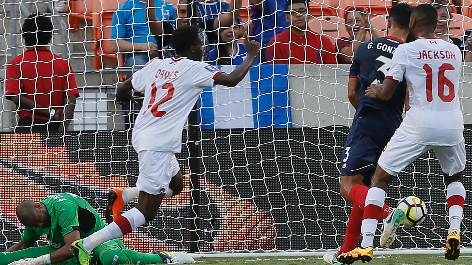 
                <strong>Im Visier europäischer Klubs</strong><br>
                Kurz darauf startete er für das kanadische Nationalteam und schrieb Geschichte. Bei seinem Einsatz beim CONCACAF Gold Cup wurde er jüngster Torschütze Kanadas, jüngster Torschütze bei einem großen Turnier und erster Torschütze, der nach 2000 geboren wurde. Das Interesse ausländischer Klubs war plötzlich groß, darunter war auch der FC Bayern. 
              