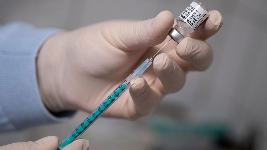 Ein Prozesstermin um einen möglichen Impfschaden durch Biontechs Corona-Impfstoff ist überraschend abgesagt worden.