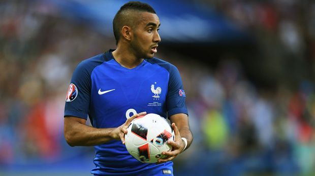 
                <strong>Dimitri Payet (Frankreich)</strong><br>
                Bei der Heim-EM 2016 war Dimitri Payet der Newcomer in Frankreichs Team, gleich im Auftaktspiel schoss er den Gastgeber zum Last-Minute-Erfolg gegen Rumänien. Nach der EM war er im Herbst 2016 noch fester Bestandteil von Frankreichs Nationalmannschaft, im Jahr danach sank Payets Stern wieder. Der Freistoßspezialist, mittlerweile bei Olympique Marseille unter Vertrag, kam gegen Ende der WM-Qualifikation nur unregelmäßig zu Kurz-Einsätzen. Somit gilt der 30-Jährige offenbar als Streichkandidat für die WM-Endrunde. Dabei spielt offensive Mittelfeldmann eine gute Saison in der Ligue 1. In 25 Ligaspielen traf er vier Mal und bereitete neun Treffer vor.
              