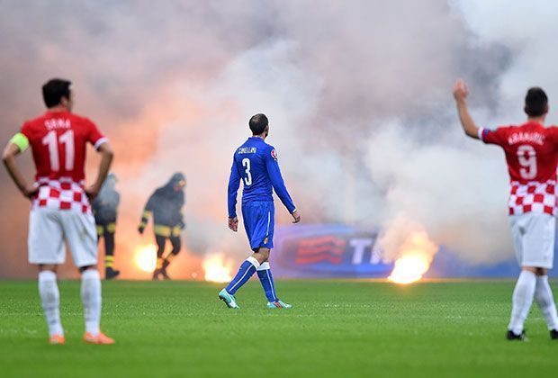 
                <strong>Italien gegen Kroatien - Ausschreitungen beim Länderspiel</strong><br>
                Für die Spieler ist es indes eine knifflige Situation, denn wie das Spiel nach dem Zwischenfall von der UEFA gewertet wird, ist noch unklar.
              