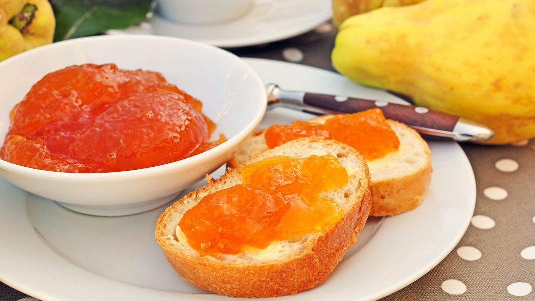 Aus der Herbstfrucht lässt sich ganz einfach ein unwiderstehlich aromatisches Gelee herstellen - ideal für dein Frühstücksbrot!