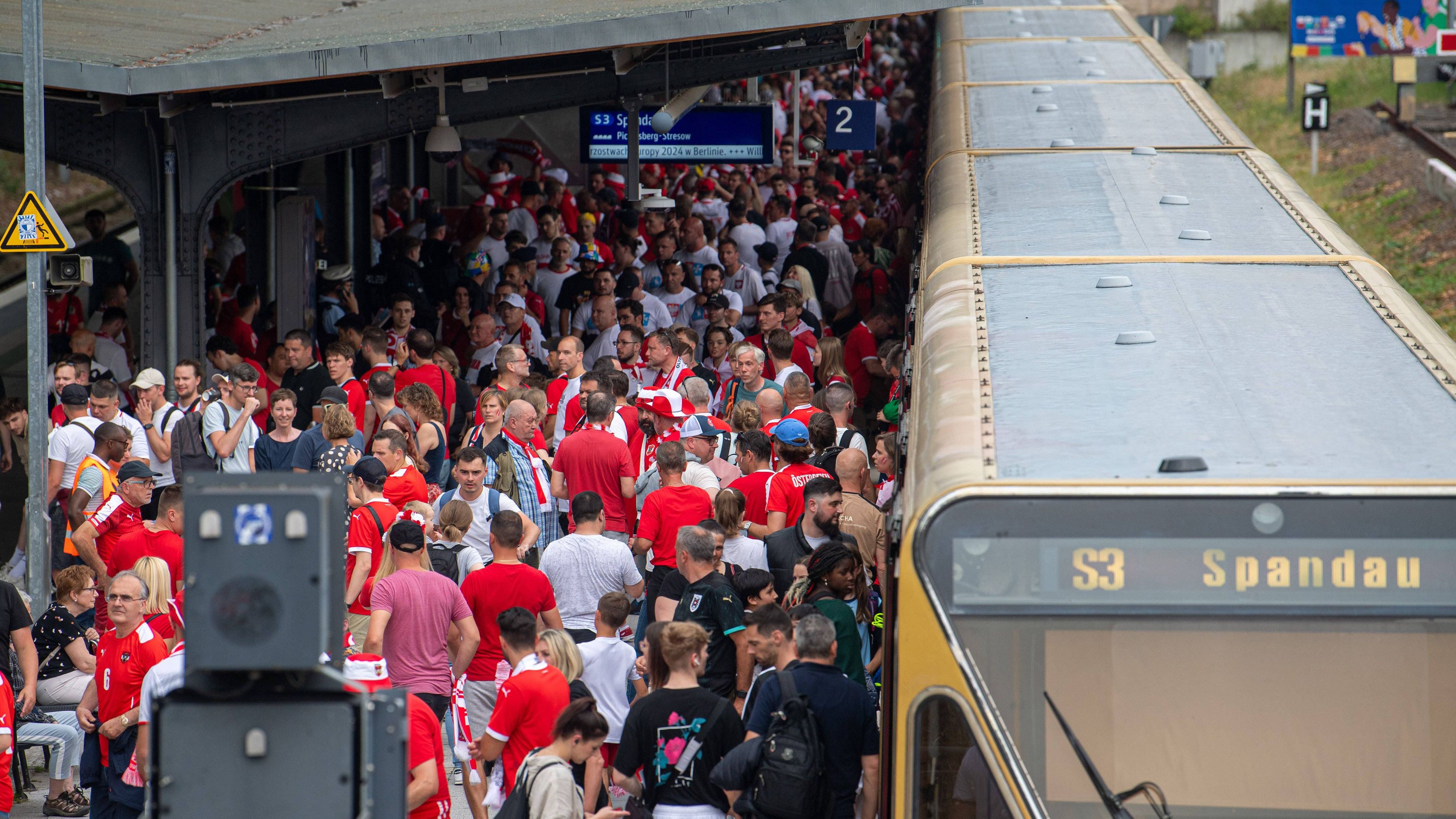 <strong>Berlin erstrahlt in Rot und Weiß</strong><br>Viel Rot und Weiß an den Berliner Bahnhöfen. Kein Wunder, ab 18 Uhr begegnen sich schließlich Österreich und Polen.