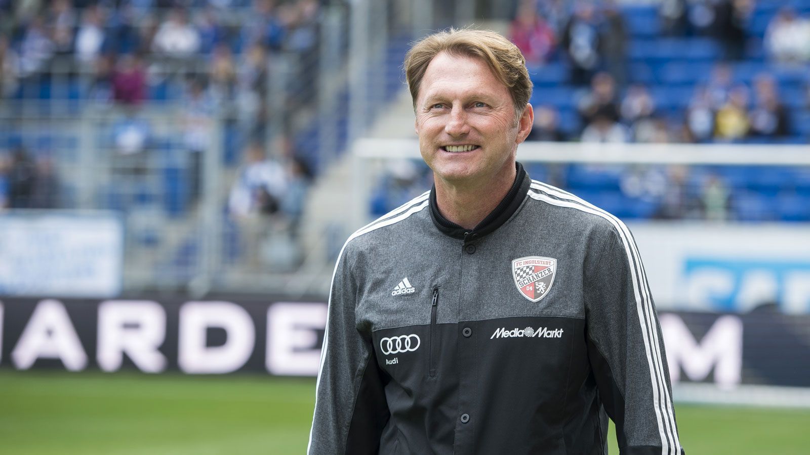 
                <strong>Ralph Hasenhüttl</strong><br>
                Die Trainerkarriere des Ralph Hasenhüttl begann bei der SpVgg Unterhaching, ehe er zum VfR Aalen wechselte und von dort gen Ingolstadt weiterzog. Mit den "Schanzern" gelang 2014/15 überraschend der Aufstieg in die Bundesliga, zur Saison 2016/17 ging er dann zu RB Leipzig. Dort blieb er knappe zwei Jahre, erreichte mit den Sachsen unter anderem die Königsklasse und etablierte den ambitionierten Klub in der Bundesliga. Nach der einvernehmlichen Trennung und einer halbjährigen Pause heuerte er 2018 beim FC Southampton an, wo der 53-Jährige nach wie vor an der Seitenlinie steht.
              