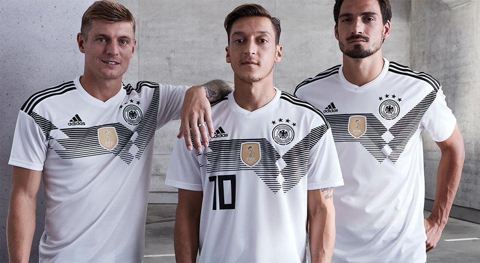 
                <strong>Das WM-Trikot 2018 ist da</strong><br>
                Nun ist es offiziell! So sieht das Trikot der deutschen Nationalmannschaft bei der WM 2018 aus. Nachdem das Design zuvor schon inoffiziell in den sozialen Netzwerken kursierte, veröffentlichte der DFB nun diesen Schnappschuss auf "Twitter". In diesem eleganten Retro-Look will "Die Mannschaft" im kommenden Jahr ihren Weltmeistertitel verteidigen. ran.de zeigt euch die WM-Trikots seit dem ersten Titel 1954.
              