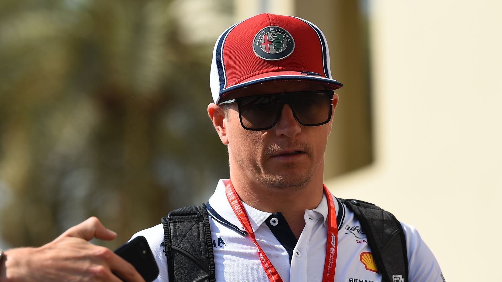 
                <strong>10. Kimi Räikkönen (Alfa Romeo)</strong><br>
                Der Altmeister kann es noch, seine zwei Jahre bei Alfa Romeo sitzt der Finne nicht einfach nur ab. Er hatte eine unfassbar starke erste Saisonhälfte, er beziehungsweise sein Auto baute in der zweiten Hälfte aber ziemlich ab. Plötzlich saß ihm auch sein Teamkollege Giovinazzi immer öfter im Nacken. Aber unter dem Strich hat Räikkönen 43 von den 57 Alfa-Punkten geholt. Und in Brasilien als Vierter fast noch ein Podium.
              