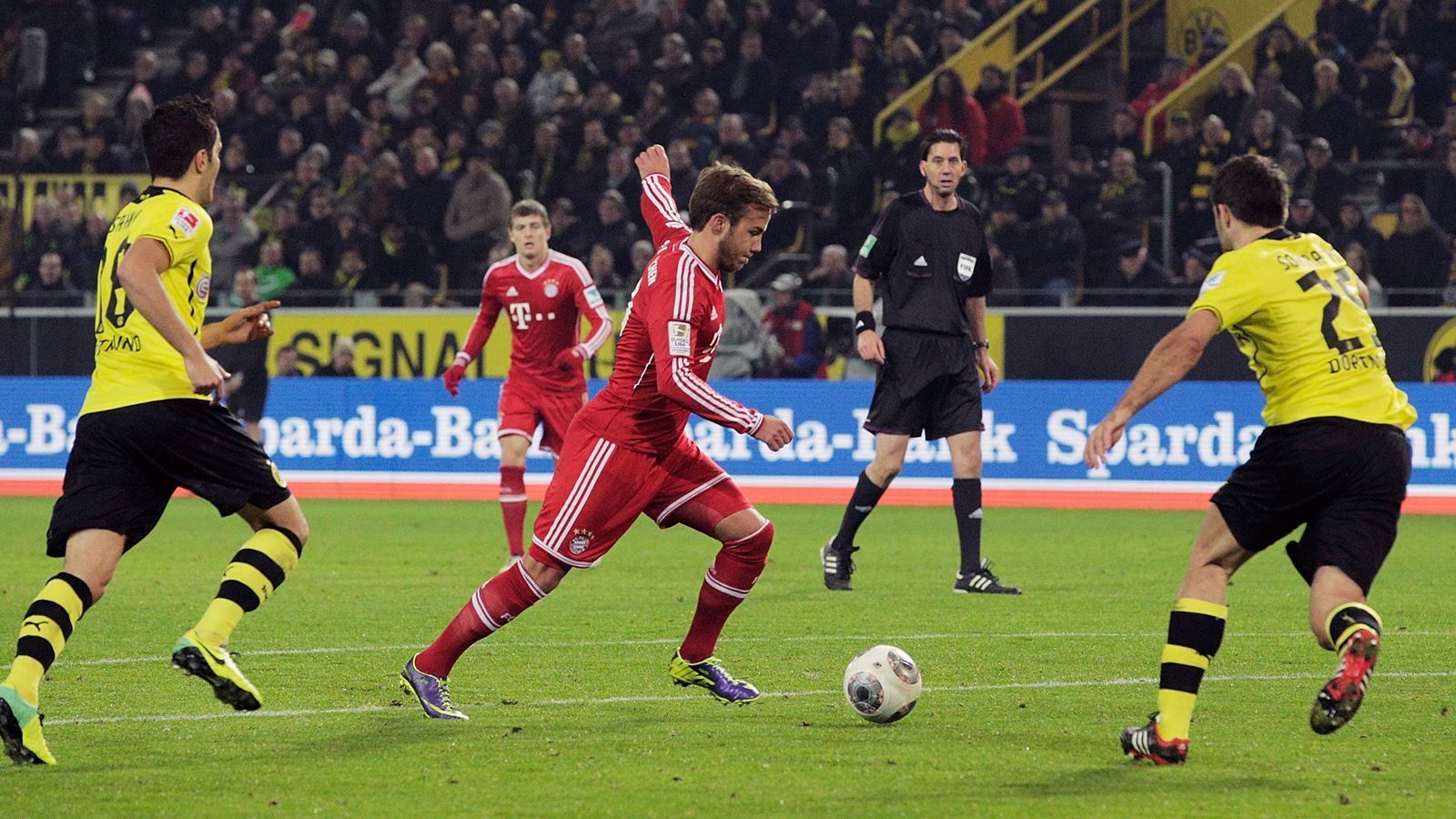 
                <strong>Borussia Dortmund - FC Bayern München 0:3 (23. November 2013)</strong><br>
                Die 0:3-Niederlage des BVB im November 2013 gegen die Bayern steht bespielhaft für die insgesamt acht Bundesliga-Heimpleiten der Dortmunder mit diesem Ergebnis gegen unterschiedliche Gegner. Besonders bitter an diesem 23. November 2013: Über eine Stunde lang stand es 0:0, dann kam ausgerechnet der Ex-Dortmunder Mario Götze bei den Bayern ins Spiel und schoss die Münchner in der 66. Minute in Führung. Weitere Treffer von Arjen Robben und Thomas Müller besiegelten die 0:3-Niederlage des BVB an diesem Tag. 
              