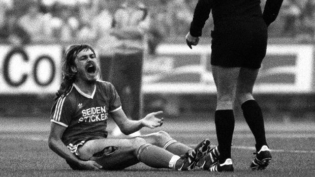 
                <strong>Ewald Lienen</strong><br>
                Ewald Lienen (14. August 1981): Norbert Siegmann sorgt mit seinem Foul für schreckliche Bilder. Der Bremer springt Ewald Lienen im Spiel gegen Arminia Bielefeld böse an und beschert ihm eine 25cm lange Risswunde am Oberschenkel. Lienens Wunden heilen jedoch schnell - der Linksaußen steht bereits vier Wochen später wieder auf dem Platz.
              