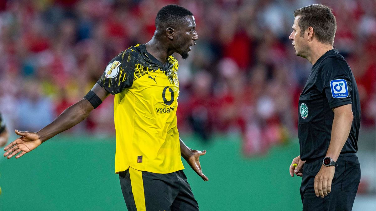 18.08.2025: Fußball: DFB-Pokal, 1. Runde, Rot-Weiss Essen - Borussia Dortmund im Stadion an der Hafenstraße. Serhou Guirassy (Borussia Dortmund) beschwert sich bei Schiedsrichter Frank Willenborg. ...