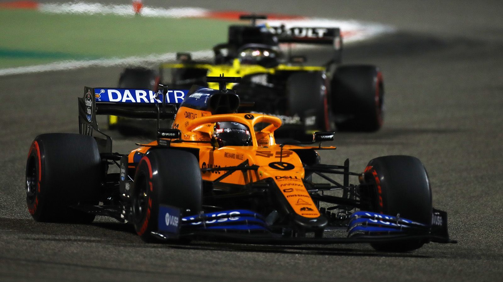 
                <strong>Verlierer: McLaren</strong><br>
                Vergangene Woche war McLaren noch der große Gewinner. Mit Platz vier und fünf zog man in der Konstrukteurswertung an Racing Point vorbei und schob sich auf Rang drei. Doch während Renault und vor allem Racing Point an diesem Wochenende richtig gut punkteten, konnte McLaren nur bedingt einen Vorteil aus dem Chaos ziehen. Carlos Sainz wurde Vierter, Lando Norris rettete als Zehnter immerhin einen Punkt über die Ziellinie. Vor dem abschließenden Grand Prix in Abu Dhabi ist nun Racing Point wieder in der Favoritenrolle und hat mit 194 Zählern zehn Punkte mehr auf dem Konto als McLaren. Renault liegt mit 174 Punkten dahinter.  
              