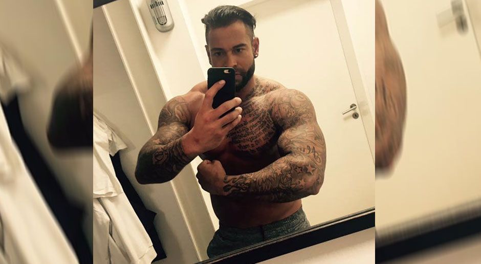 
                <strong>"Gut in Shape": Tim Wiese pumpt sich zu seinem Traumkörper </strong><br>
                "Weiter, immer weiter": Das ist nicht nur das Motto von Titan Oliver Kahn, sondern scheinbar auch von Tim "The Machine" Wiese. Der Ex-Torhüter, Wrestling-Star und Promi-Darts-Weltmeister arbeitet unablässig an seinen Muskelbergen und pumpt sich fleißig zu seinem Traumkörper. Beweise seines Trainingsfleißes postet der Muskelprotz regelmäßig auf Facebook. Zu seinem aktuellsten Spiegel-Selfie schreibt der 35-Jährige: "Wieder voll im Training und gut in Shape."
              