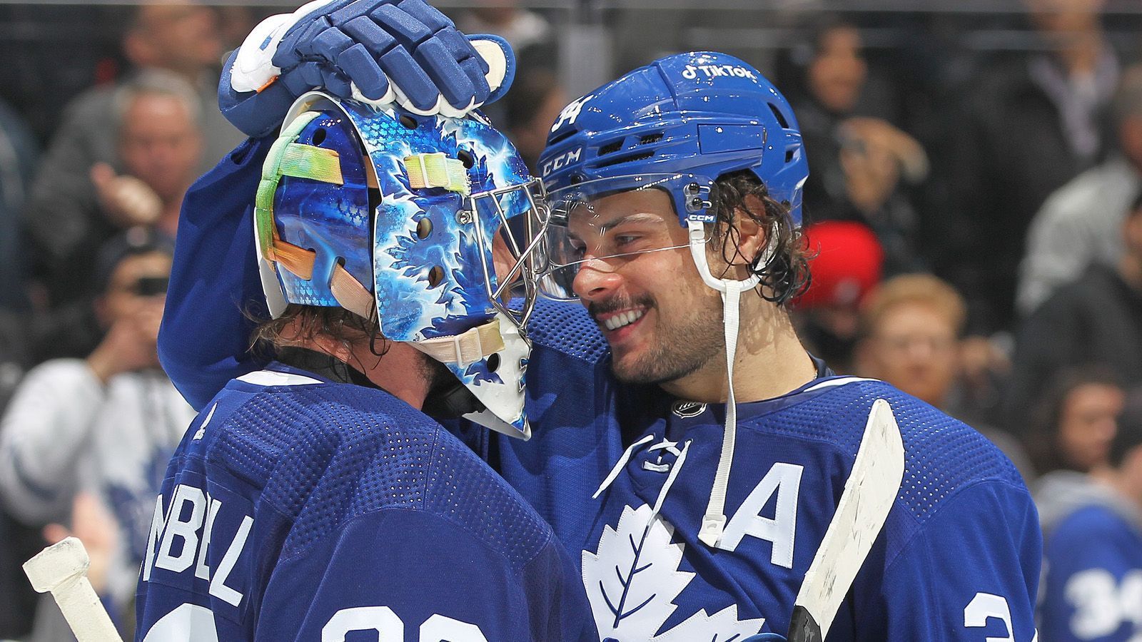 
                <strong>3. Platz: Toronto Maple Leafs</strong><br>
                Ja, eines der Top-Teams wird schon in Runde eins weichen müssen. Die Toronto Maple Leafs gehen dank Auston Matthews und Mitch Marner mit einem leichten Vorteil ins Rennen. Dass Matthews und Marner in den Playoffs ähnlich heißlaufen wie gegen zuletzt, wird einer der Schlüssel gegen Tampa Bay. Sollten die beiden Top-Scorer jedoch ausgebremst werden, wird es ganz schwer, zudem muss Jack Campbell im Tor die Form des Saisonstarts wieder erreichen. Die Leafs sind in exzellenter Verfassung, verloren seit Mitte April nur einmal nach 60 Minuten - allerdings gegen den amtierenden Champion. Und die Erwartungshaltung ist riesig.
              