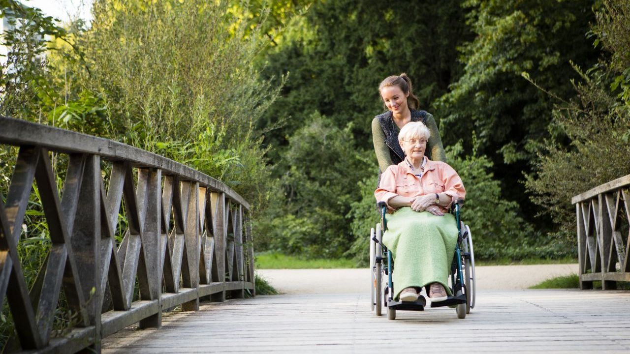 Besonders gut unterstützen kann man Senior:innen. Sei es beim Einkauf, im Haushalt oder indem man sie zu medizinischen Untersuchungen fährt. Ebenso wichtig ist es, mit ihnen gemeinsam Zeit zu verbringen: vorlesen, Karten spielen, spazieren gehen oder beim Skypen mit den Enkeln helfen.