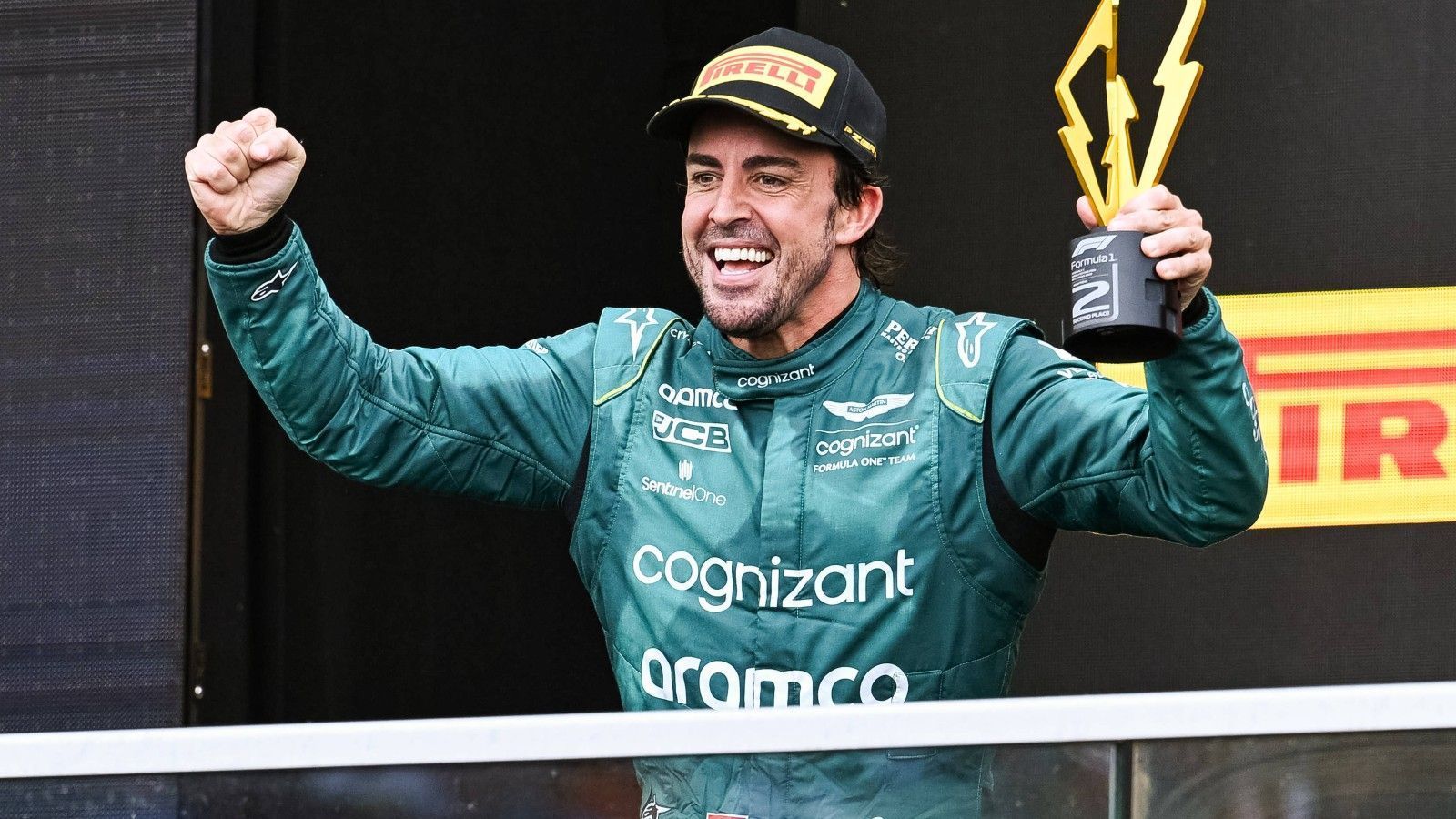 
                <strong>Gewinner: Fernando Alonso</strong><br>
                Mit seinen 41 Jahren erlebt Fernando Alonso gerade seinen zweiten Formel-1-Frühling. In acht Saisonrennen stand er mit seinem Aston Martin bereits sechsmal auf dem Podest. So auch in Kanada, wo er zwar kurz nach dem Start von Lewis Hamilton überholt wird, sich seine ursprüngliche Position zwei aber in einem packenden Zweikampf wieder zurückholt. Die Pace bei Aston Martin ist so gut wie bei noch keinem Grand Prix zuvor, zwischenzeitlich gibt der Spanier am Funk sogar das Ziel Rennsieg aus. So weit kommt es am Ende zwar nicht, der Rückstand auf Verstappen ist mit weniger als zehn Sekunden aber deutlich geringer als an vorherigen Wochenenden. Und das, obwohl das Team während des Rennens Probleme am Benzinsystem vermutete.
              