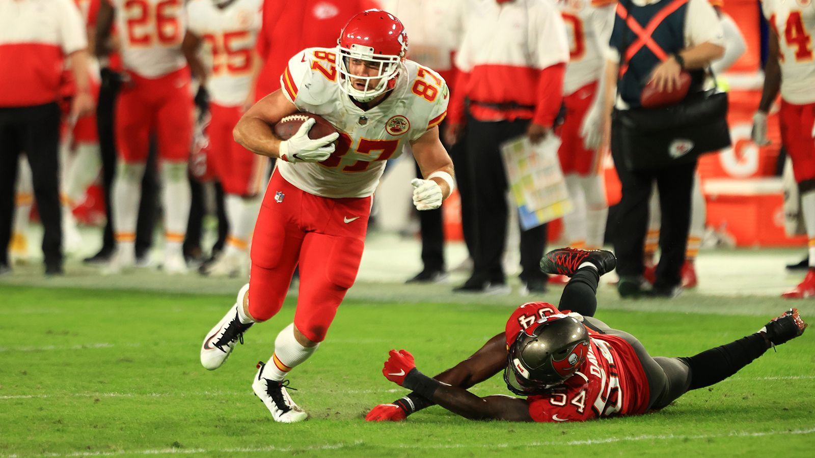 
                <strong>Kelce überbietet Kittle im Duell der Super-Tight-Ends</strong><br>
                1.416 Receiving Yards! Nie hatte ein Tight End in einer Saison mehr als Travis Kelce 2020. Damit verbesserte der Kansas City Chief den Rekord von George Kittle von den San Francisco 49ers, dessen bisherige Bestmarke bei 1.377 Yards lag.
              