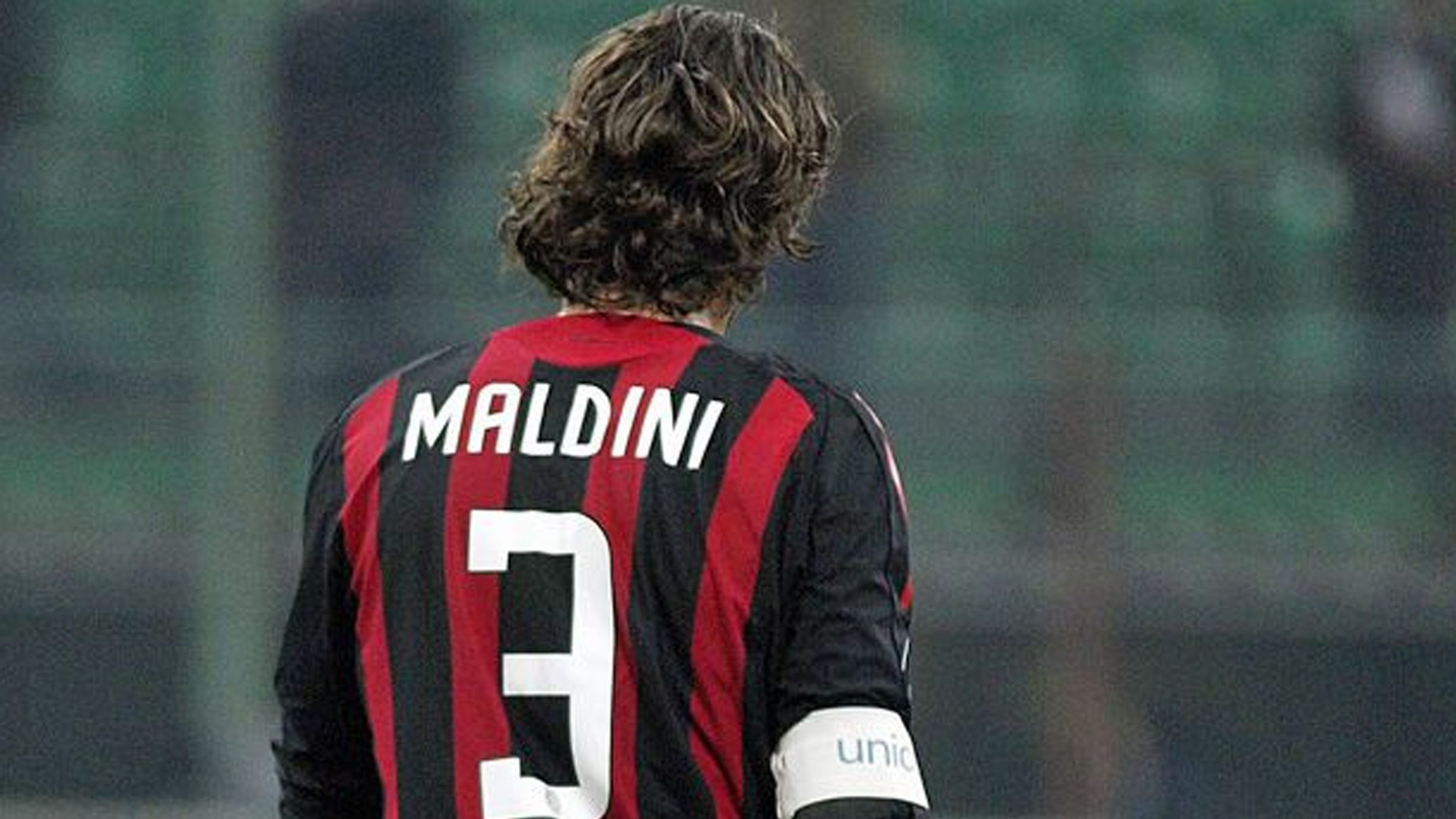 
                <strong>Paolo Maldini (AC Milan)</strong><br>
                Die Nummer 3 soll bei den Italienern auf ewig für die Qualität der Familie Maldini stehen. Paolo absolvierte zwischen 1984 und 2009 647 Pflichtspiele für den AC Milan, ehe er endgültig aufhörte. Sollte es einer seiner Söhne bei Milan zu den Profis schaffen, stünde die Nummer 3 angeblich wieder bereit. Sohn Christian spielt zumindest schon mal in der U19 der Italiener - als Verteidiger, wie der Vater.
              