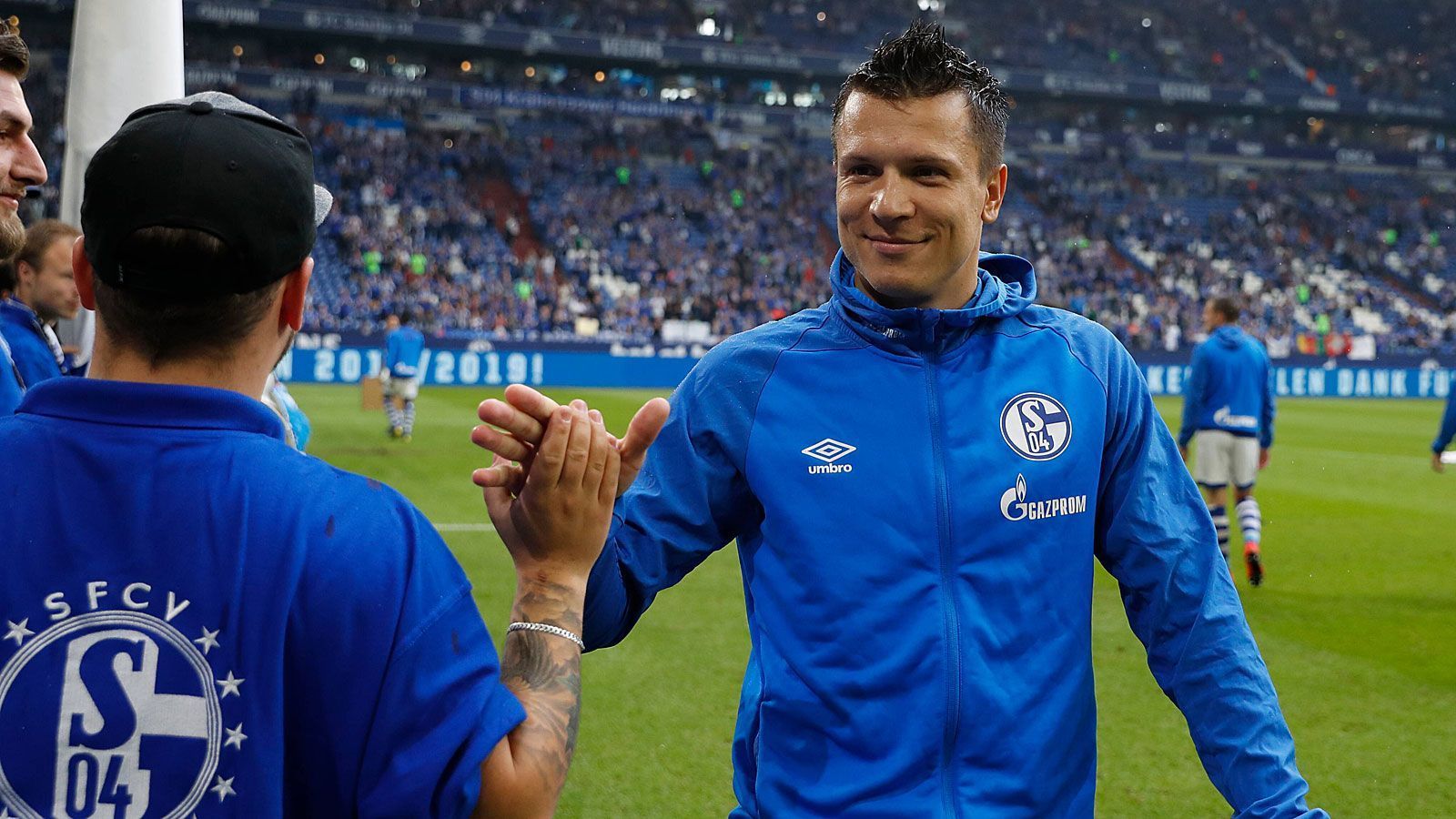 
                <strong>FC Schalke 04</strong><br>
                Für Yevhen Konoplyanka (Foto) gibt es bei Schalke 04 keinerlei Verwendung mehr - die "Knappen" suchen nur noch nach einem passenden Abnehmer für den Ukrainer. Dieser hat wie auch Nabil Bentaleb jedoch in der vergangenen Saison - auch aufgrund von Fehltritten abseits des Rasens - nicht gerade Eigenwerbung betrieben. Umso schwerer gestaltet sich die Suche nach einem Klub, der das mitschwingende Risiko eingehen will. Auch die Zukunft von Fabian Reese muss nicht in Gelsenkirchen liegen - Spielpraxis wird der junge Stürmer wohl woanders sammeln müssen.
              