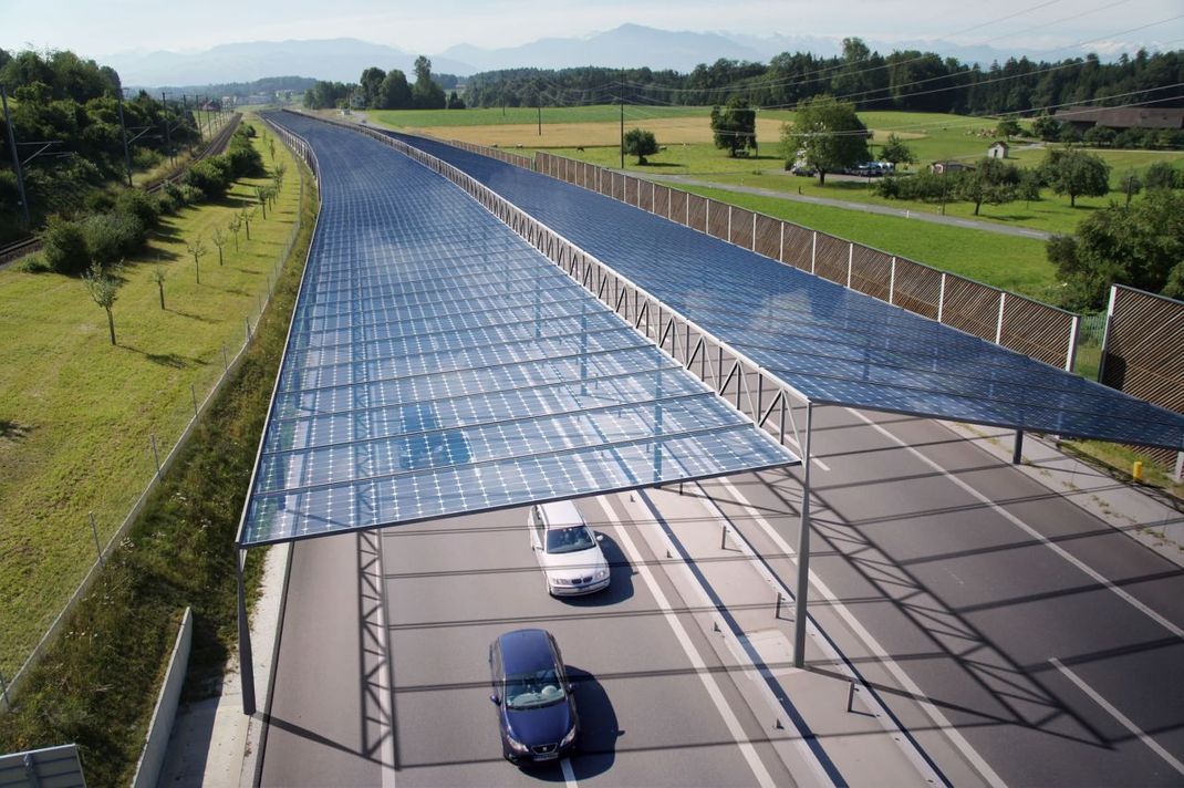 Künftig könnten Autobahnen mit solchen lichtdurchlässigen Solar-Schutzdächern überzogen werden.
