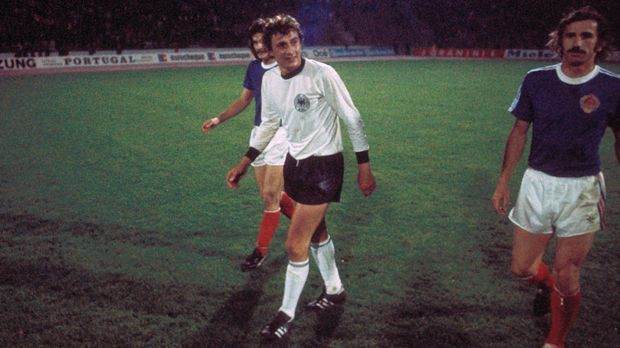 
                <strong>EM 1976</strong><br>
                EM 1976 - 4:2 nach Verlängerung gegen Jugoslawien: Vier Jahre nach dem EM-Titel in Belgien schaffte es Deutschland wieder ins Finale. In Belgrad gewann die DFB-Elf nach einem klassischen Fehlstart das Halbfinale nach Verlängerung gegen Jugoslawien noch mit 4:2. Nach 32. Minuten lag das DFB-Team schon mit 0:2 in Rückstand. Doch Heinz Flohe und Dieter Müller brachten Deutschland durch ihre Treffer in die Verlängerung. Und dort war erneut Müller zwei Mal erfolgreich. Die Verteidigung des EM-Titels blieb aber ein Traum. Uli Hoeneß knallte den entscheidenden Strafstoß gegen die CSSR in den Belgrader Nachthimmel.
              