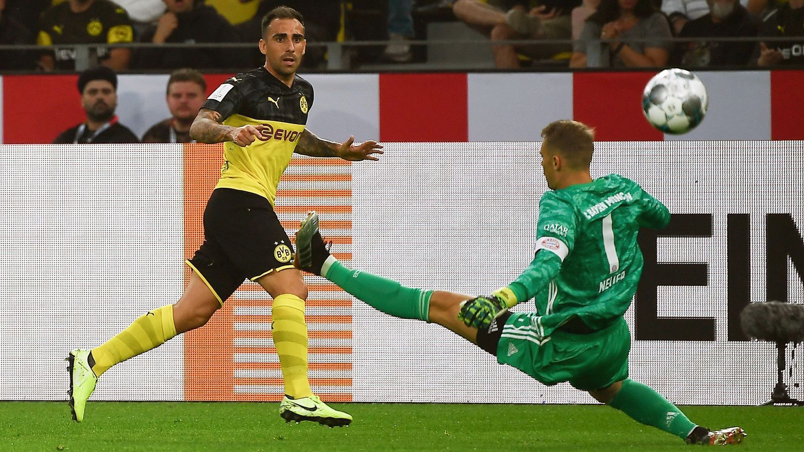 
                <strong>Paco Alcacer</strong><br>
                Nutzt Süles Unachtsamkeit in der ersten Minute gedankenschnell aus und bereitet erste große Chance durch Reus vor. Vergibt die Riesen-Chance, als Neuer aus seinem Tor gestürmt kommt - sein Schuss kullert am Tor vorbei. Lauert immer wieder auf Fehler der Bayern-Verteidiger und gewinnt so oft den Ball in gefährlicher Position. Eiskalter Abschluss beim 1:0. ran-Note: 2
              