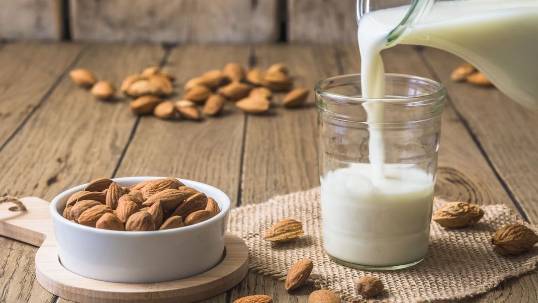 Mandelmilch eignet sich für Vieles als Milchersatz. So kann sie z.B. während einer Diät mit Mandeln zum Müsli dienen.