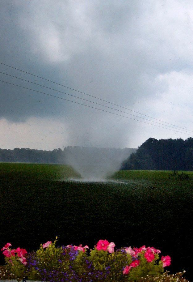 Tönisvorst, 2004: Ein Tornado verletzt am Niederrhein und im westlichen Ruhrgebiet einige Menschen und richtet Sachschäden in Millionenhöhe an.