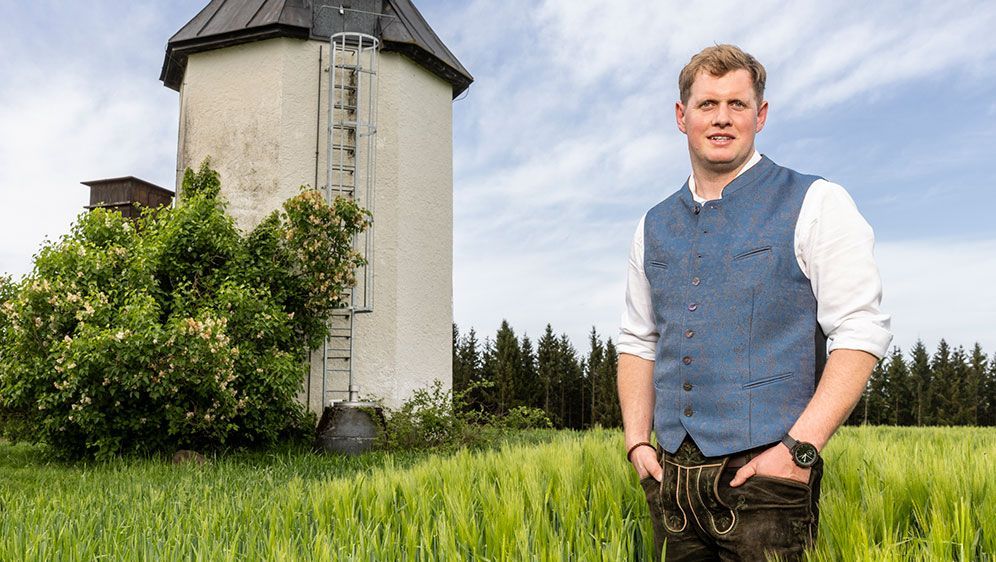 Bernhard lebt mit seinen Eltern und seiner Schwester auf einem Bauernhof, den er bald übernehmen wird.