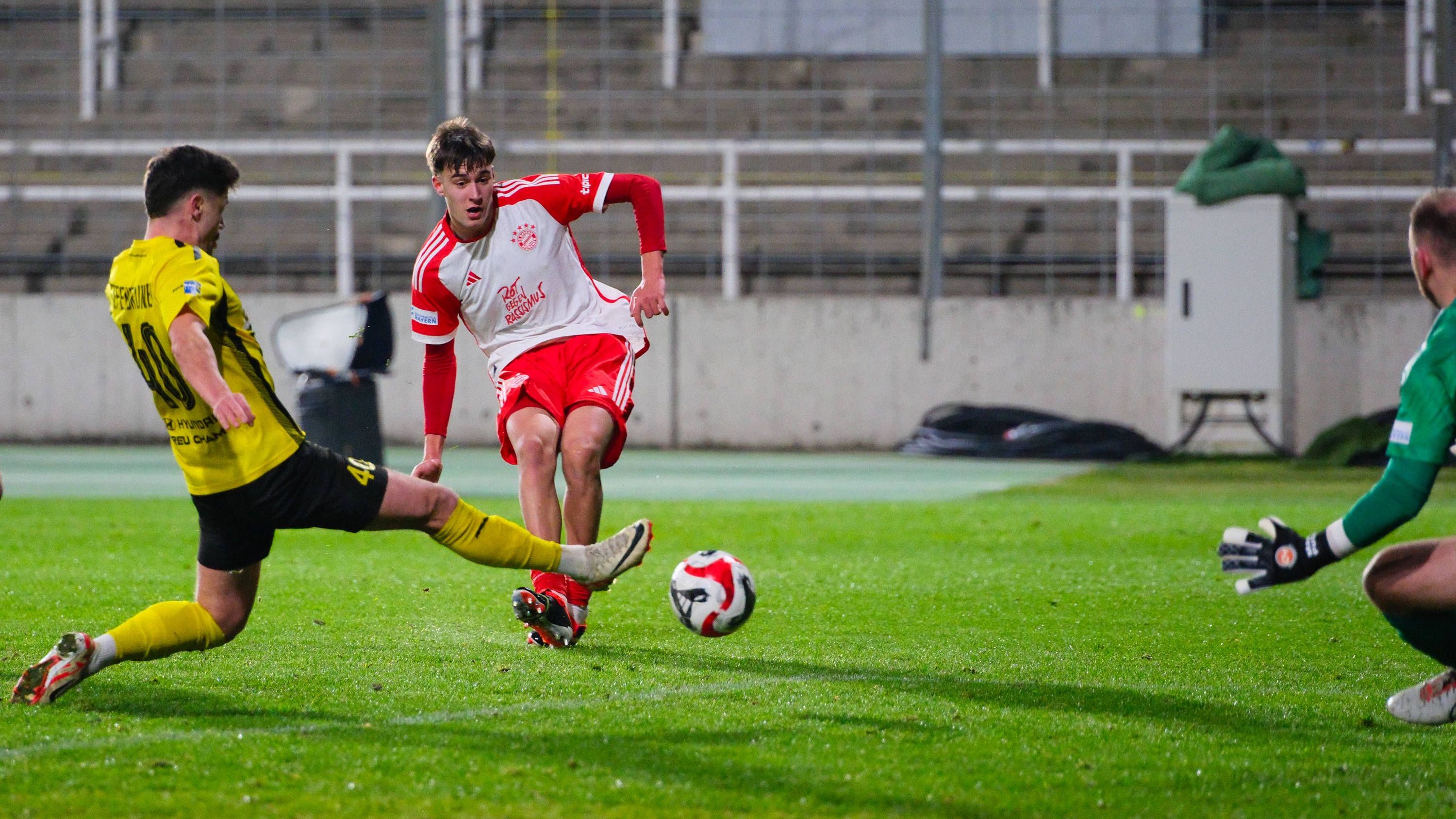 <strong>Javier Fernandez (Zentrales Mittelfeld, 17)</strong><br>Von Javier Fernandez sind am Campus alle restlos begeistert. Das kommt bei Spielern, die von außen verpflichtet werden, nicht allzu oft vor. Denn in der Regel werden diese besonders kritisch gesehen, weil sie potenzielle Plätze für "echte" Eigengewächse wegnehmen könnten. Fernandez kam 2022 von Atletico Madrid – und überzeugt seitdem auf ganzer Linie.