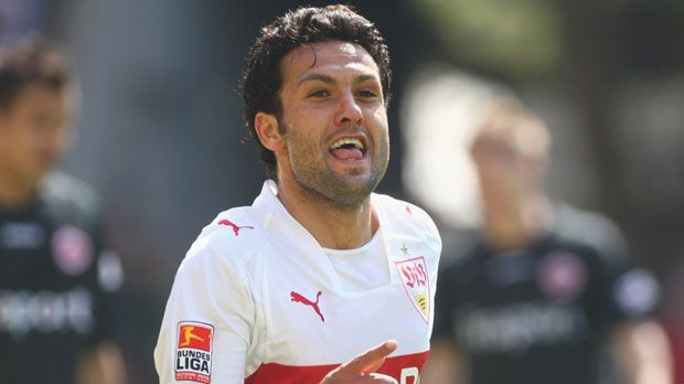 
                <strong>Yildiray Bastürk</strong><br>
                Der frühere VfB-Star Yildiray Bastürk träumte von der großen Karriere als er 2007 in Stuttgart unterschrieb. Er ließ sich eine Ausstiegsklausel einbauen - für seine acht Lieblingsklubs (u.a. Real Madrid und Barcelona). Von der möglichen Ablöse hätte der Türke die Hälfte kassiert. 2010 wechselt er zu Blackburn - ablösefrei!
              