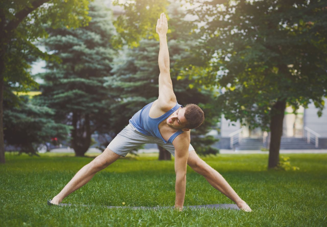 Yoga schult ein bewusstes Wahrnehmen des Körpers, dehnt und entspannt. Dazu gehört auch Meditation.