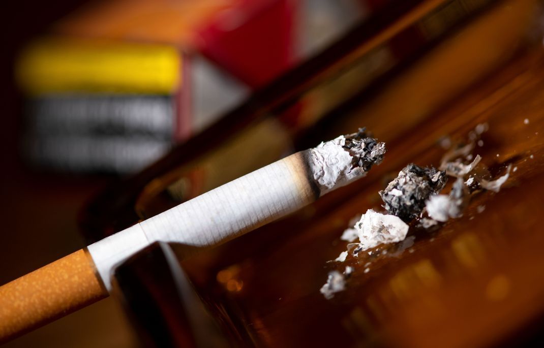 Zigaretten werden in Frankreich bald vielerorts nicht mehr geduldet. Ab 2024 sollen sogar Strände betroffen sein – auch Urlauber:innen werden das Rauchen an den besagten Orten unterlassen müssen.