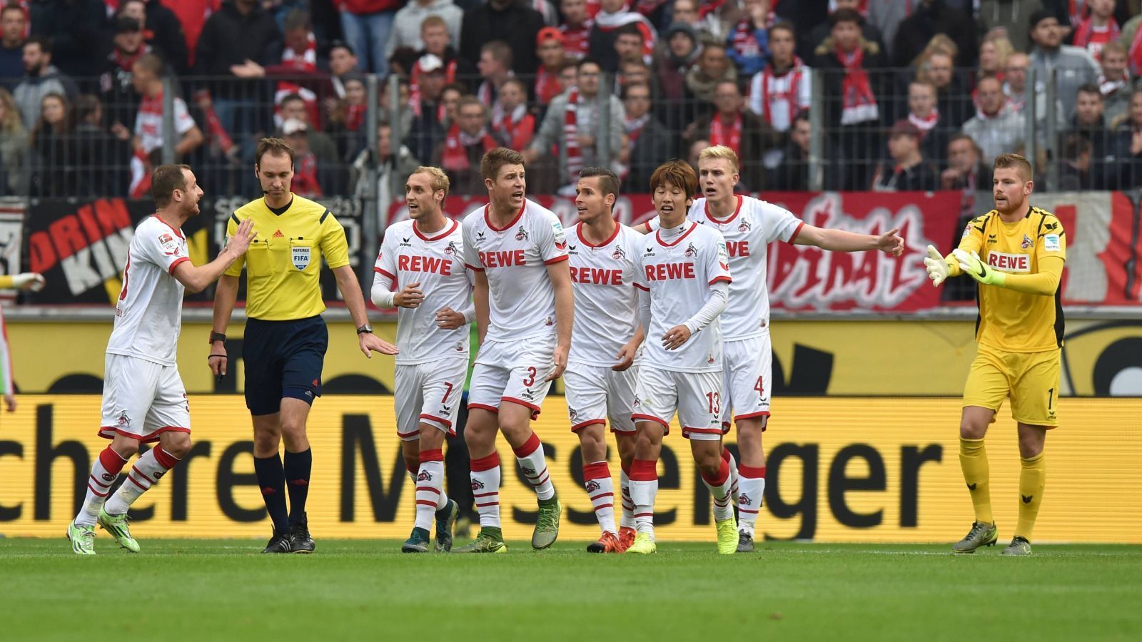 
                <strong>Den Schiedsrichter grundlos anpöbeln</strong><br>
                Kein Spiel - ob in der Bundesliga, 3. Liga oder Landesliga Mittelrhein - vergeht, ohne dass nicht mindestens eine Schiedsrichter-Entscheidung lautstark kritisiert oder in Frage gestellt wird. Das Obligatorische "EEEEEYY" bei einem Foul des Gegners darf auch nicht fehlen. Häufig kommt es natürlich auch zu Pfeifkonzerten auf den Rängen. Insgeheim weiß man jedoch: Der Schiedsrichter hat in den meisten Fällen nicht ganz Unrecht. Aber emotionale Fußballfans sind in der Regel selten rational.
              