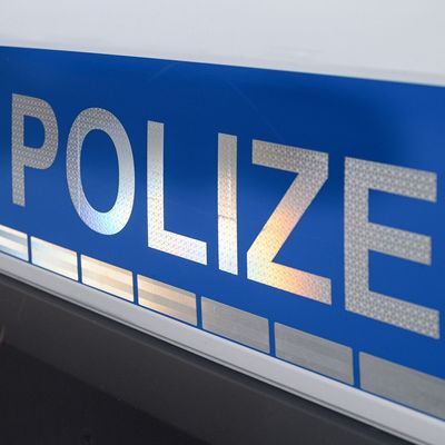 Der Polizei-Schriftzug auf einem Einsatzwagen.