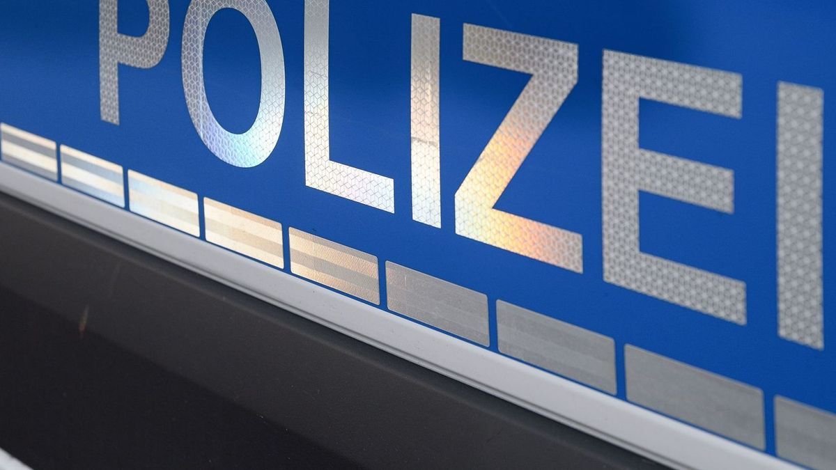 Der Polizei-Schriftzug auf einem Einsatzwagen.