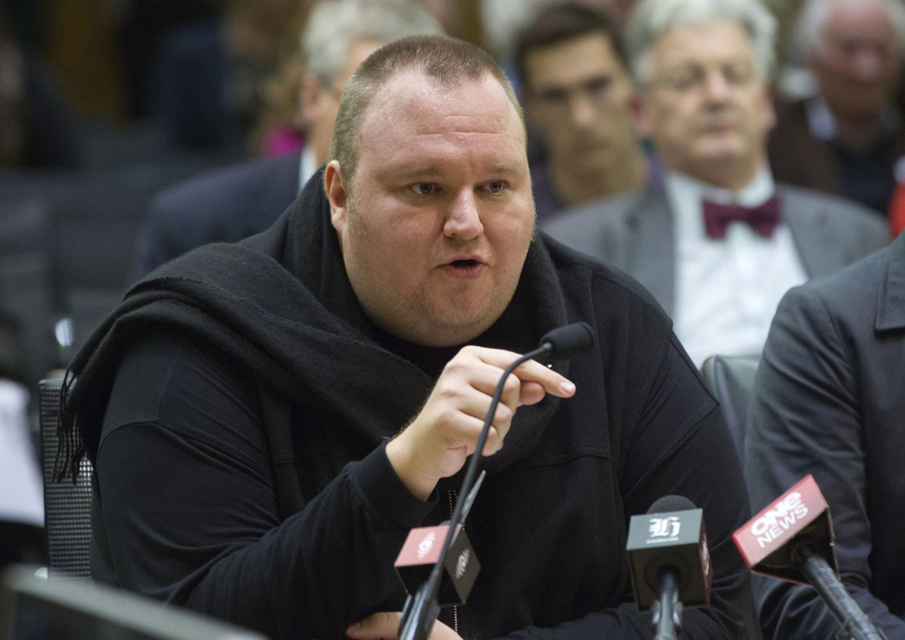 Kim Dotcom, ein extrovertierter Internetunternehmer mit Wohnsitz in Neuseeland, steht seit 2012 im Visier der US-Behörden. Sie werfen dem Gründer der Download-Plattform Megaupload Urheberrechtsverletzungen und Geldwäsche sowie die Bildung einer kriminellen Vereinigung vor. Im November 2020 bestätigte ein neuseeländisches Gericht das Auslieferungsersuchen der USA - allerdings kann Dotcom aufgrund von Verfahrensfehlern noch Ein