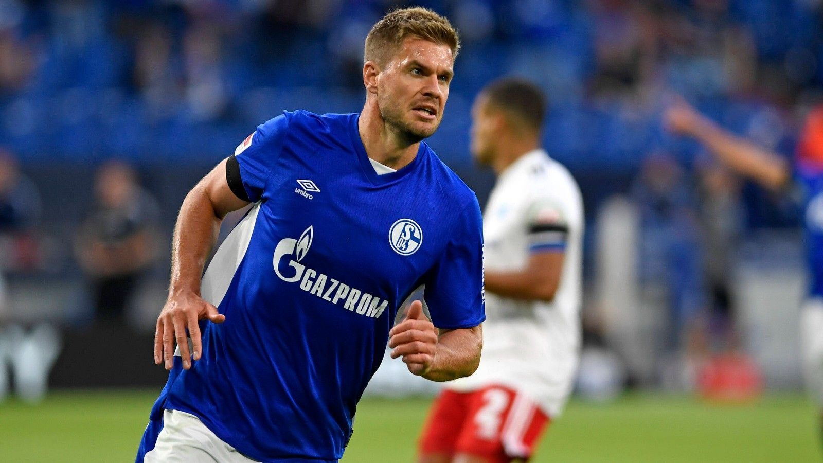 
                <strong>Simon Terodde (FC Schalke 04)</strong><br>
                Gleich in seinem ersten Zweitliga-Spiel für die Schalker trifft Torjäger Terodde gegen seinen vorherigen Klub aus der Hansestadt. Der 1,92-Meter-Hüne ist auch der auffälligste Akteur von S04, vergibt bereits vor dem 1:0 einen Topchance und ist so gut wie an jeder Möglichkeit der Gastgeber beteiligt. In der Schlussphase hat der Routinier die Riesenchance aus kurzer Distanz, um die Auftaktniederlage zu verhindern, er scheitert an Heuer Fernandes. ran-Note: 2
              