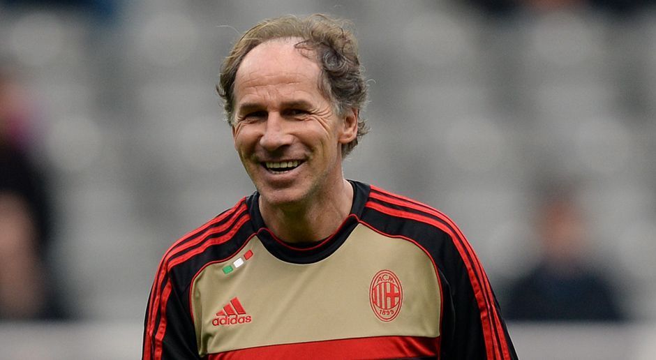 
                <strong>Franco Baresi</strong><br>
                Innenverteidiger: Franco Baresi - Spielte von 1978 bis 1997 für Milan. Knapp zwei Jahrzehnte war Baresi ein Fels in der Brandung für Mailand und zählte zu den besten Liberos Europas. Weit über 500 Spiele absolvierte er für die Rot-Schwarzen. Insgesamt sechsmal wurde er italienischer Meister, dreimal Europapokalsieger der Landesmeister.
              