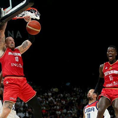 USA gegen Deutschland beim Nationen-Turnier in Abu Dhabi. Daniel Theis (l) dunkt. Dennis Schröder (r) freut sich.