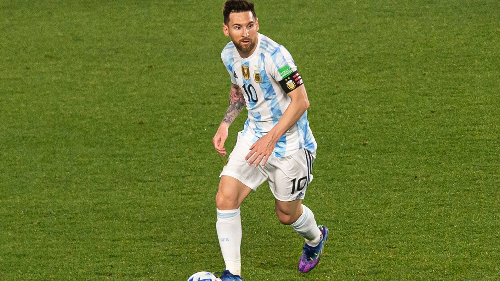 
                <strong>Lionel Messi (Kapitän Argentinien)</strong><br>
                &#x2022; Neymar -<br>&#x2022; Kylian Mbappe -<br>&#x2022; Karim Benzema<br>
              